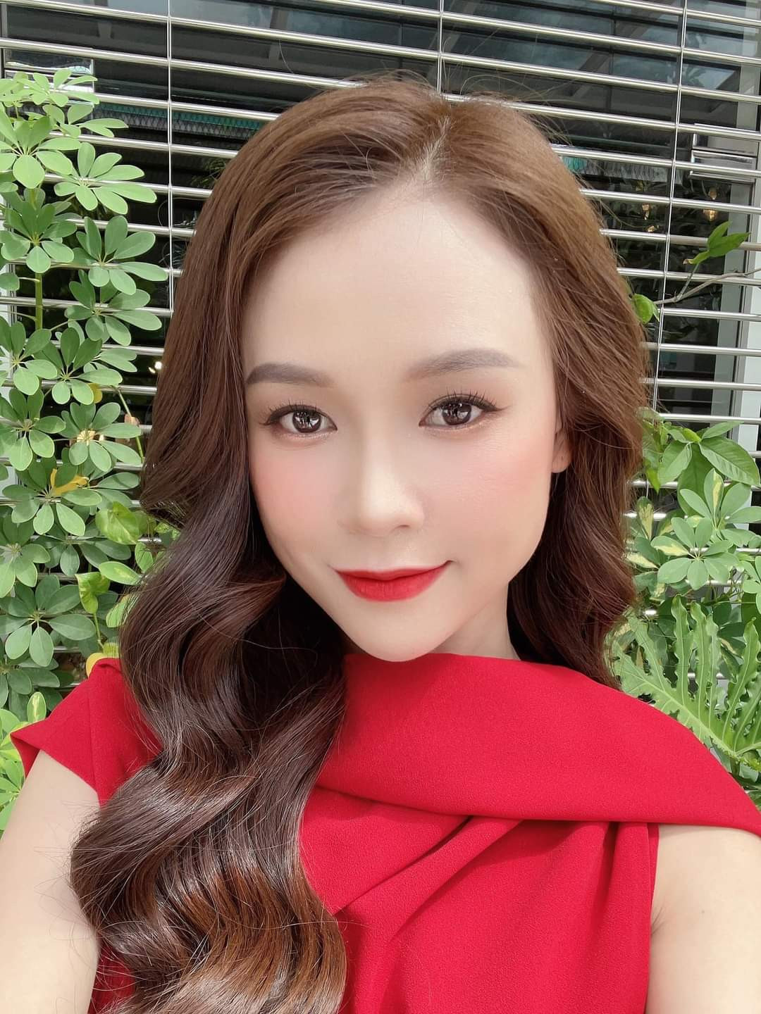 Sam trang điểm đậm, cuốn hút.