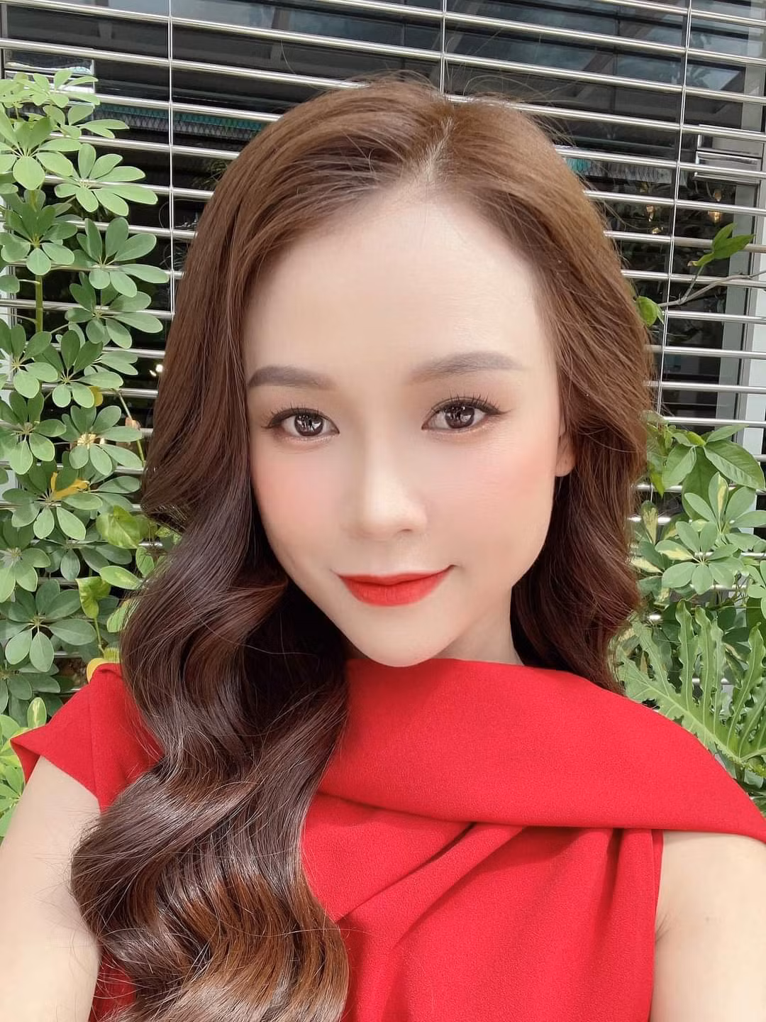 Sam trang điểm đậm, cuốn hút.