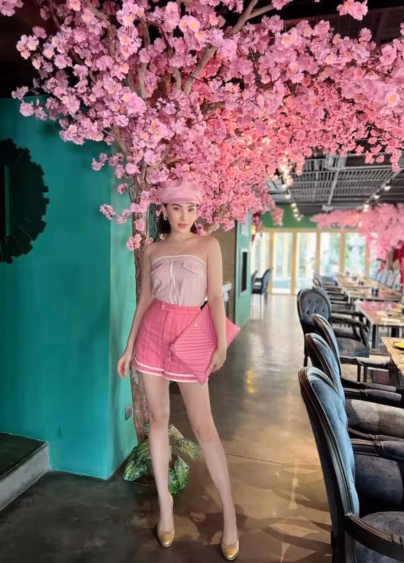 Hậu ồn ào bị đồn là tiểu tam xen vào cuộc sống của vợ chồng Diệp Lâm Anh, Quỳnh Thư đăng status và để chế độ không bình luận: "Mọi thứ có thể mờ… nhưng riêng em là phải rõ!".