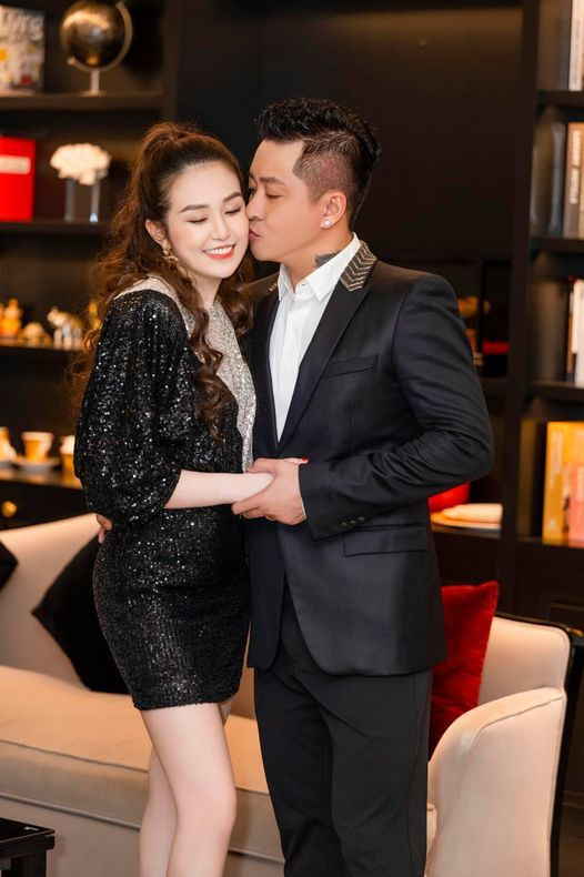 Trần Thu Hương nói lời ngọt ngào với chồng - ca sĩ Tuấn Hưng: Với em, anh mãi là người tình trăm năm. Người đàn ông luôn yêu thương và bên cạnh ủng hộ vợ trong tất cả mọi chuyện.