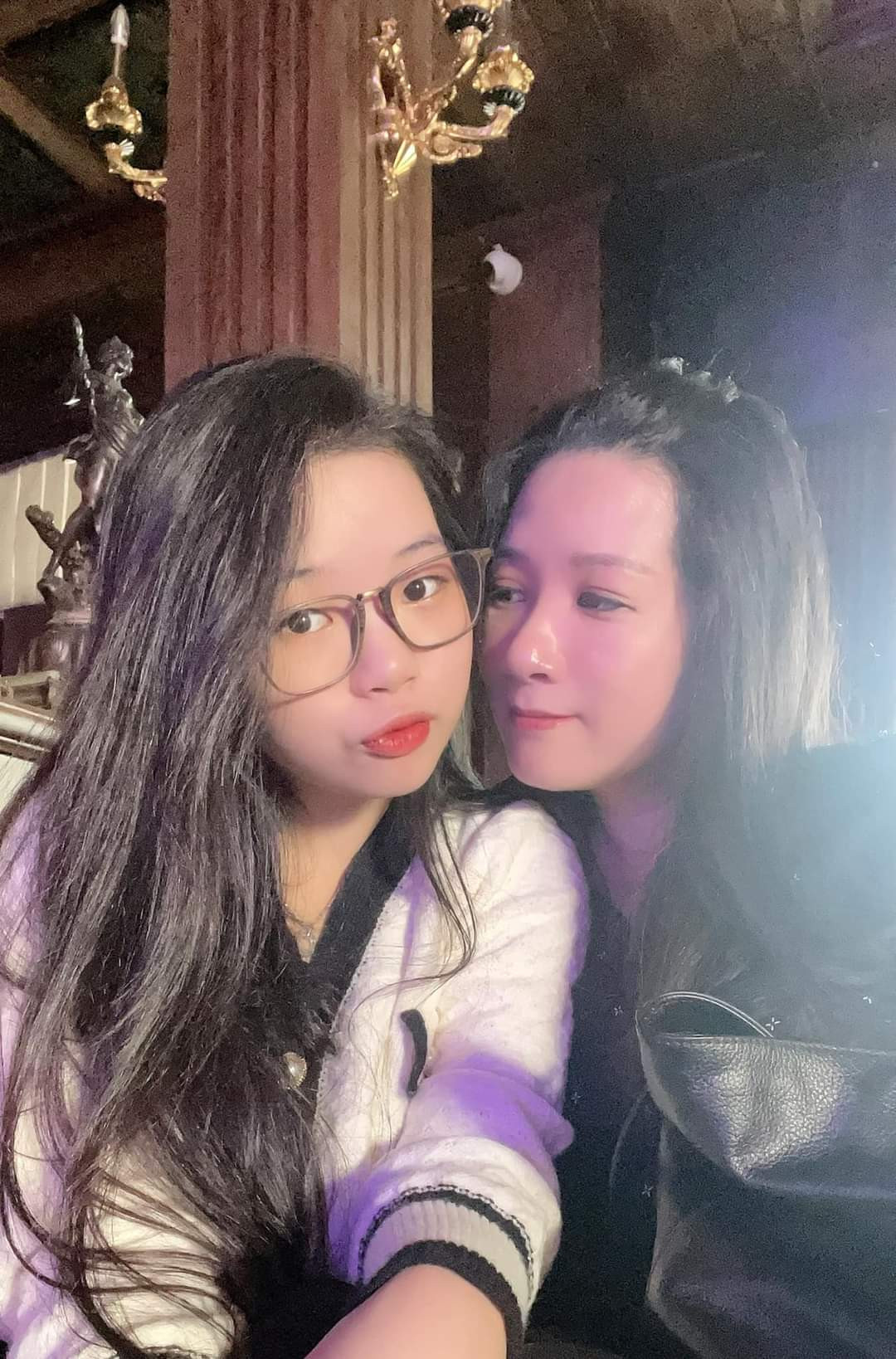 Mẹ con ca sĩ Thanh Thanh Hiền chuẩn bị lên sân khấu hát cùng nhau.