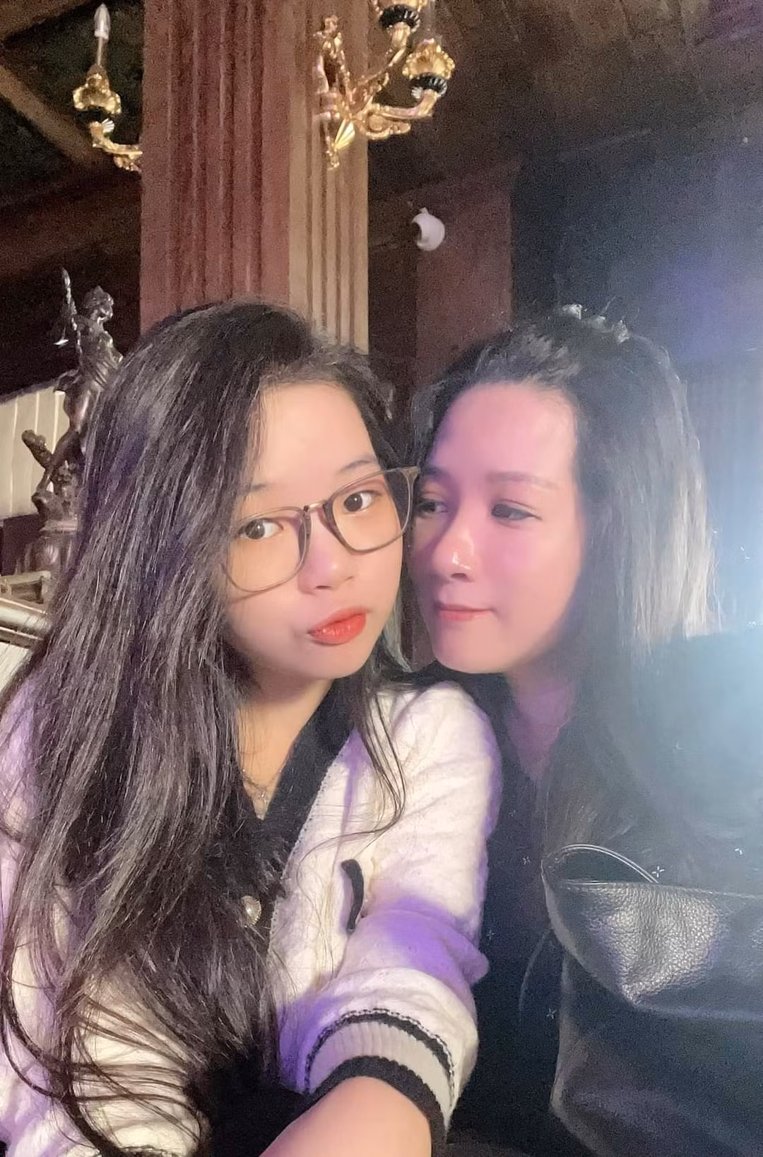 Mẹ con ca sĩ Thanh Thanh Hiền chuẩn bị lên sân khấu hát cùng nhau.