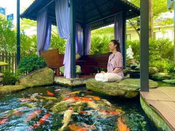 Buổi sáng, Nhật Kim Anh tận hưởng cuộc sống bình yên khi ngồi thiền, ngắm hoa.