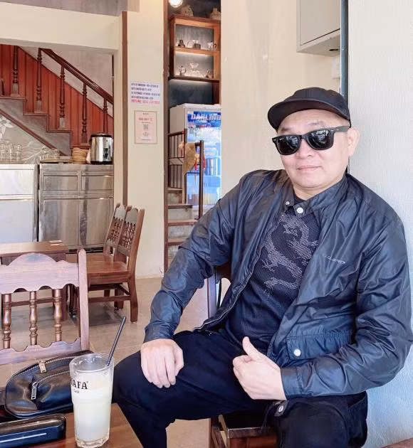 Sáng nay cafe một mình hơi buồn", danh hài Xuân Hinh viết trên trang cá nhân.