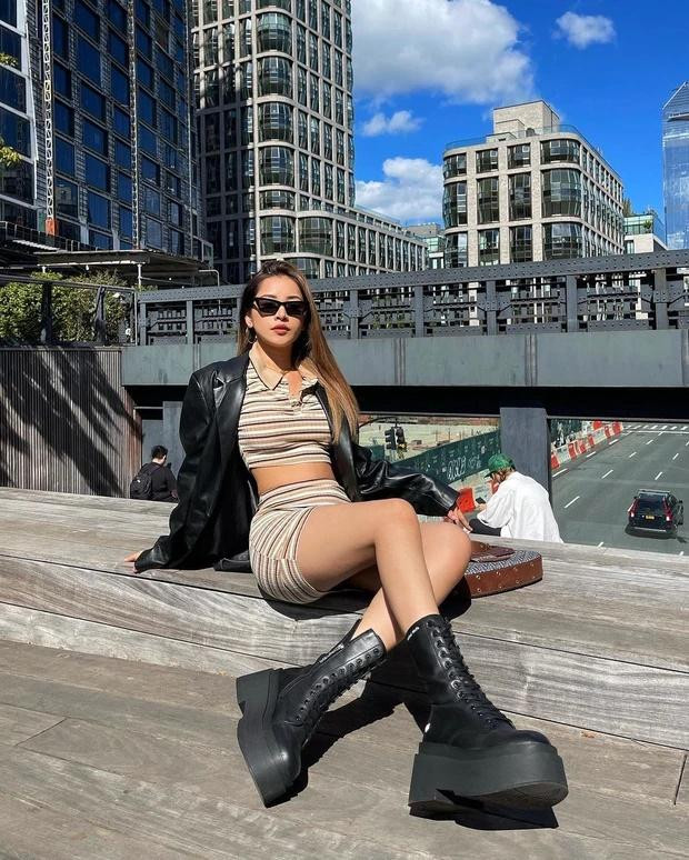 Diện đôi boots hầm hố, diễn viên Chi Pu phối với set đồ matchy-matchy cùng áo và chân váy, khoác áo da sành điệu. Hot girl nâng tầm diện mạo bằng chiếc túi Dior đắt giá.