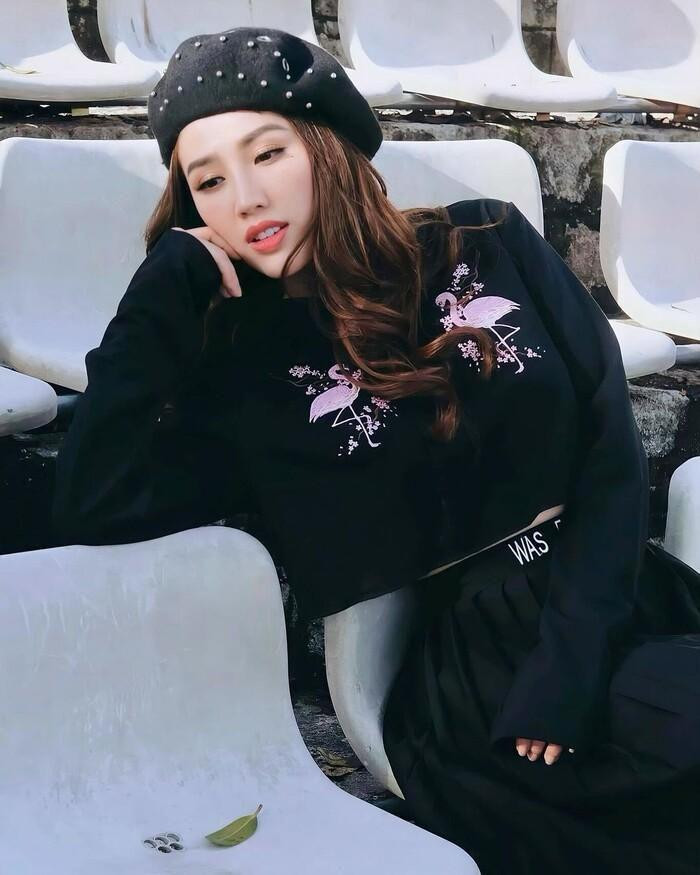 Bảo Thy mang đến outfit tông đen trẻ trung, làm nổi bần bật làn da trắng sứ.