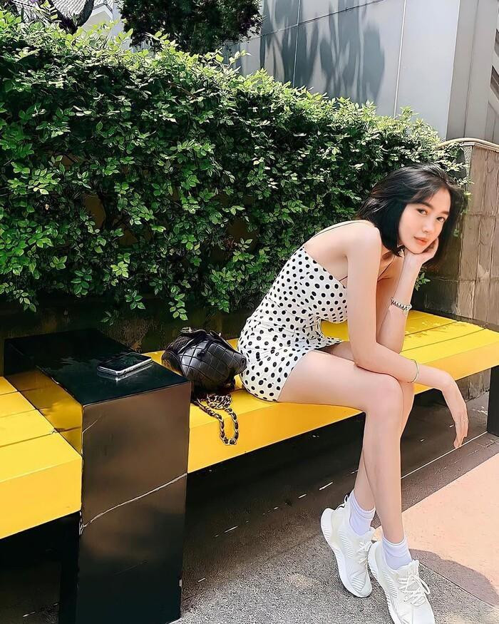 Thay vì những bức hình nóng bỏng thường thấy, Elly Trần khoe street style trẻ trung với chiếc váy quây chấm bi và giày thể thao. Chẳng ai nghĩ rằng cô đã là mẹ của 2 thiên thần.