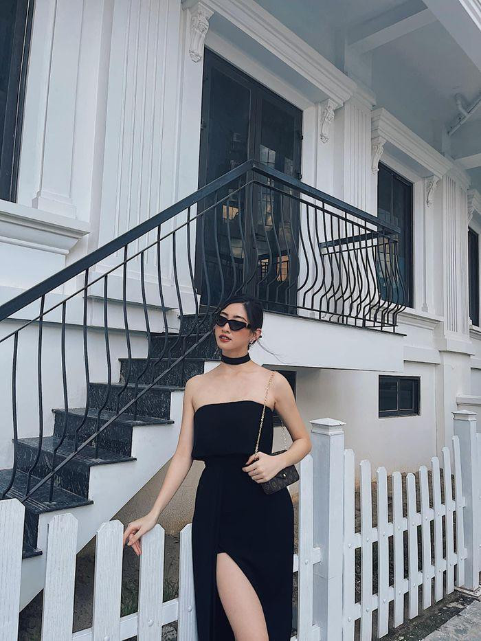 Hoa hậu Lương Thuỳ Linh sang chảnh với váy cúp ngực khoe trọn xương quai xanh và vai trần mảnh mai, quyến rũ. Bộ váy xẻ cao còn giúp Miss World Vietnam 2019 khoe đôi chân dài 1m22 trứ danh đồng thời tôn lên làn da trắng mịn đáng ngưỡng mộ.