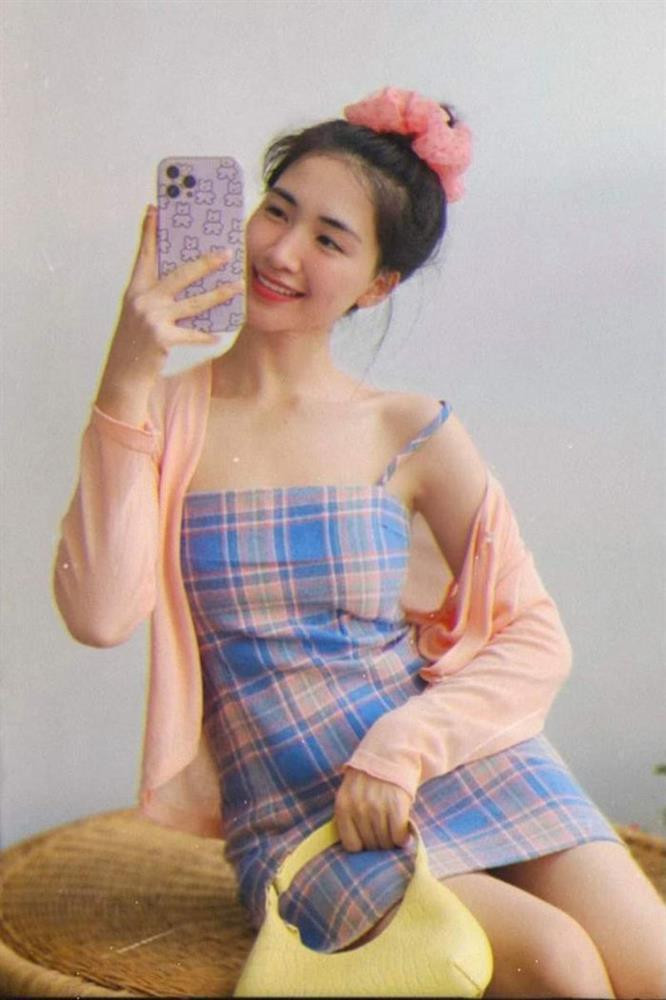 Mẹ bỉm sữa Hòa Minzy như gái tuổi teen với váy hai dây họa tiết carô và áo cardigan mỏng.