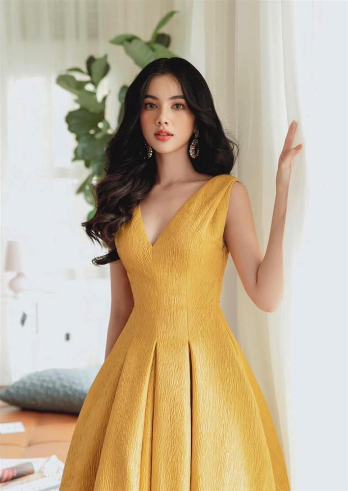 Cẩm Đan sinh năm 2002, tại An Giang. Cũng giống Mai Phương - tình mới tin đồn của Đức Huy, Cẩm Đan từng tham gia Hoa hậu Việt Nam 2020. Với chiều cao 1m72, số đo 3 vòng 83 - 64 - 92 cùng vẻ ngoài bắt mắt, Cẩm Đan là cái tên nổi bật ở cuộc thi năm đó.