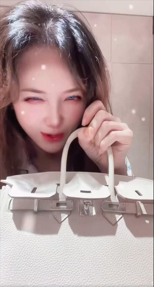 Nữ ca sĩ nhanh chóng khoe ảnh chụp với chiếc túi hàng hiệu đắt đỏ lên trang cá nhân. Chuyện Trấn Thành cưng chiều vợ đã nổi tiếng ở Vbiz. Thậm chí, anh tặng nhiều món quà giá trị cho Hari Won dù chẳng nhân dịp gì. Điểm lại "sương sương" gia tài đồ hiệu, trang sức, nhẫn kim cương cỡ khủng,... mà Trấn Thành tặng vợ, không ít chị em phải "đỏ mắt" ghen tị với Hari Won. Từ khi về chung cho nhà cho đến nay đã 5 năm, số quà này gần như đếm không xuể.