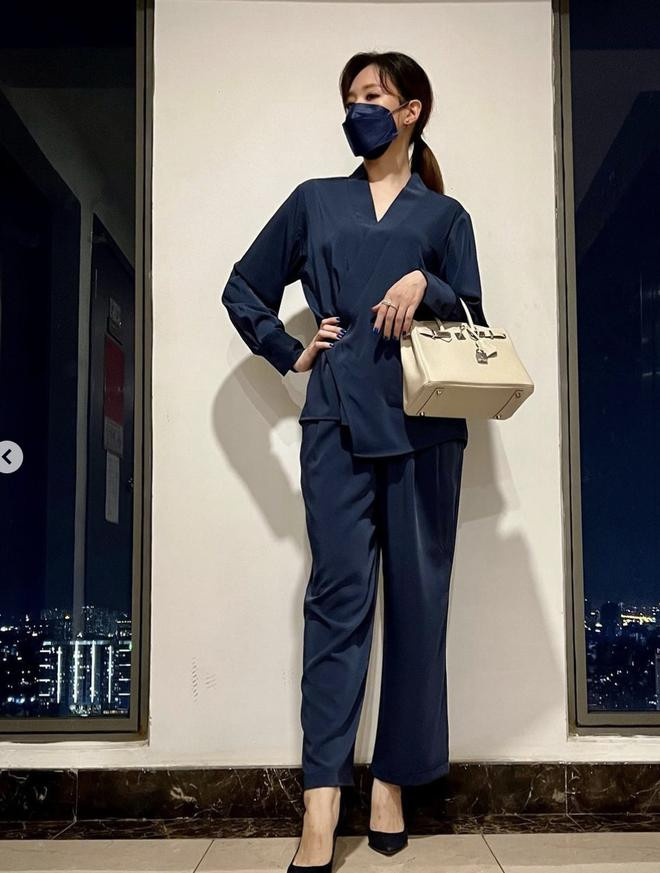 br/> Hari Won vừa hạnh phúc khoe chiếc túi hiệu đắt đỏ mà ông xã Trấn Thành dành tặng nhân dịp Giáng sinh và kỉ niệm 5 năm ngày cưới. Nữ ca sĩ cho biết cô nhận được món quà đặc biệt này lúc nửa đêm, khi còn ngái ngủ. Được biết chiếc túi MC Trấn Thành tặng bà xã đến từ thương hiệu xa xỉ bậc nhất thế giới Hermès. Chiếc túi này thuộc dòng Hermès Birkin 30 Craie Togo có giá từ 28.000 USD - 38.500 (khoảng 634 triệu đồng - 879 triệu đồng) tuỳ vào từng kích thước, màu sắc khác nhau. Nhiều bạn bè đồng nghiệp và người hâm mộ không khỏi trầm trồ trước món quà đắt tiền mà MC Trấn Thành tặng Hari Won.