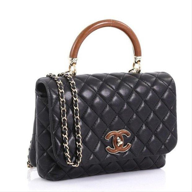 Cận cảnh chiếc túi mà Trấn Thành tặng Hari Won, đó là mẫu Chanel Handle Bag Quilted Lambskin Mini có giá khoảng hơn 81 triệu đồng...