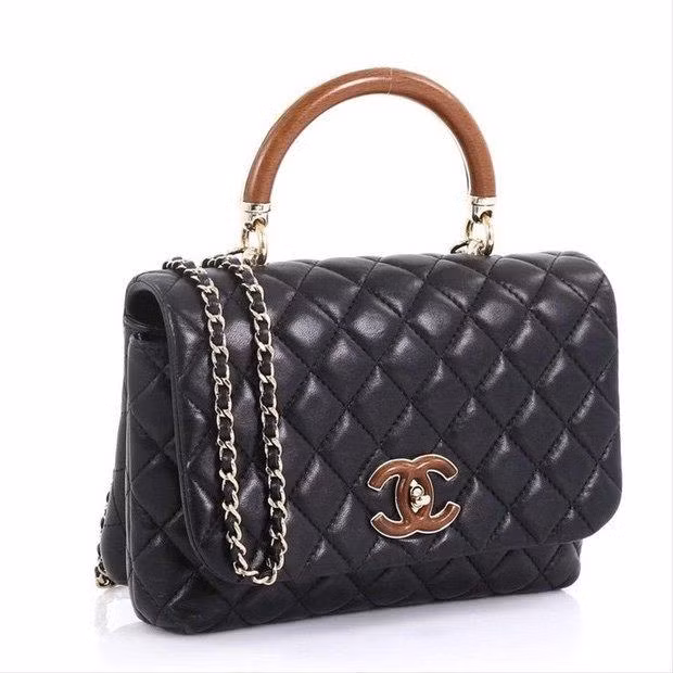 Cận cảnh chiếc túi mà Trấn Thành tặng Hari Won, đó là mẫu Chanel Handle Bag Quilted Lambskin Mini có giá khoảng hơn 81 triệu đồng...