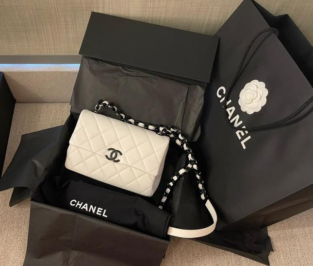 Hari Won từng gây sốt khi khoe được Trấn Thành tặng mẫu túi Chanel có giá không dưới 4.000 USD (tương đương 92 triệu đồng). Món quà như lời cảm ơn của nam MC dành cho bà xã vì đã giúp anh có ý tưởng làm phim "Bố Già".