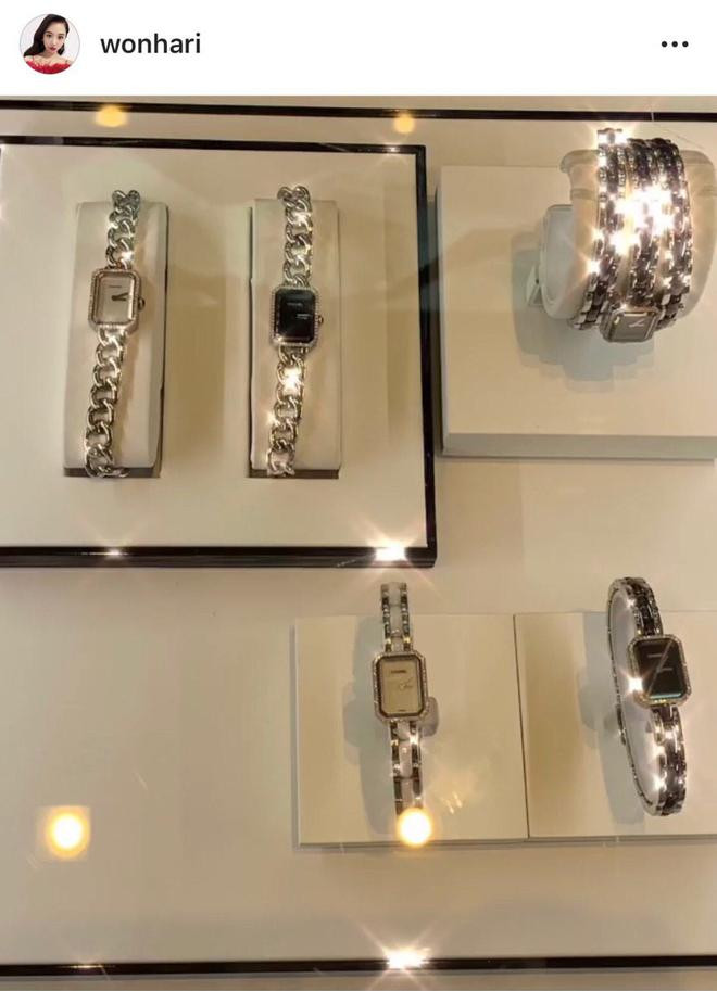 Nhân dịp 2 năm ngày cưới, anh đã rất chịu chơi khi bỏ tiền mua cả bộ sưu tập hàng hiệu đến từ hãng thời trang nổi tiếng để vợ được sở hữu. Chắc chắc con số này phải ở mức vài trăm triệu đồng.