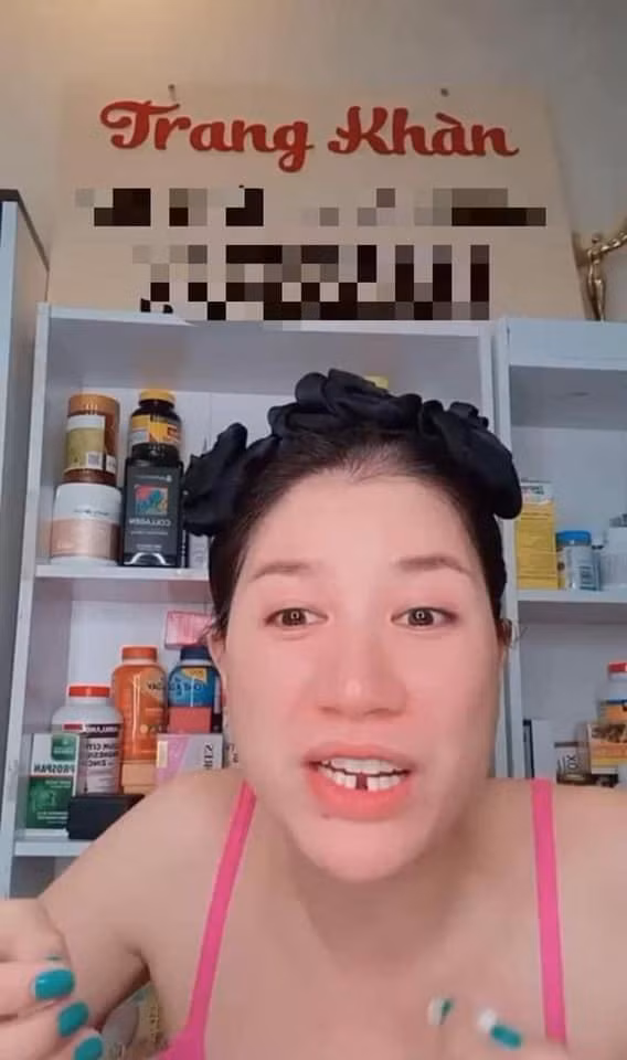 Trang Trần thản nhiên livetream với hàm răng mất một chiếc chính diện. Ngay khi được hỏi về diện mạo hài hước "hàm ở lại, răng đi nhé", "thánh bún đậu mắm tôm" cũng lập tức đáp trả bằng một clip giải thích rõ nguyên nhân chính là... gặm chân gà.