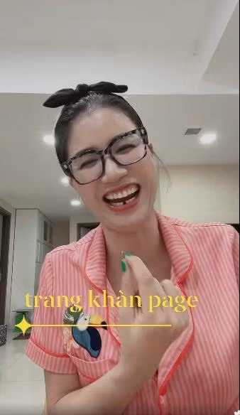 Trang Khàn khá thích thú với màn gãy răng này. Một pha gãy răng khá hi hữu.