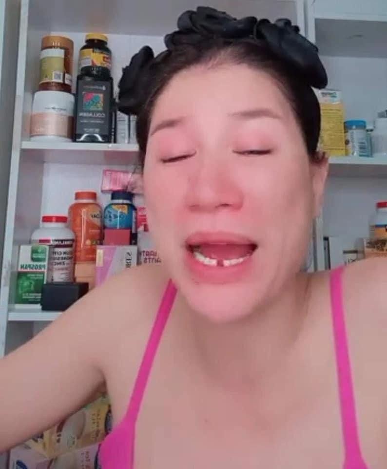 br/> Mới đây, Trang Trần gây chú ý khi livestream bán hàng với hàm răng gãy mất một chiếc. Một pha tấu hài cực mạnh đến từ vị trí của Trang Khàn. Chắc hẳn nhiều người sẽ nghĩ rằng sẽ có một vụ ẩu đả, đánh lộn hay vấp ngã ở đây nhưng lý do thực chất khiến dân tình ngã ngửa.