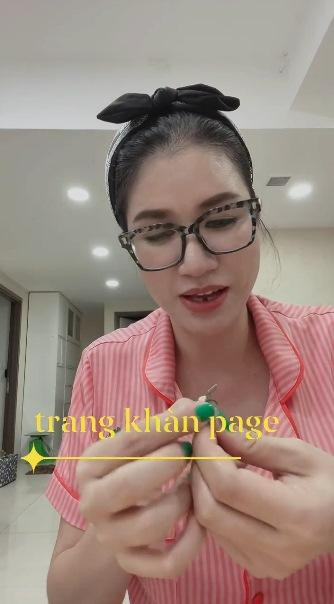 Thực chất đây là chiếc răng giả được dán băng keo cùng chiếc máng cố định.