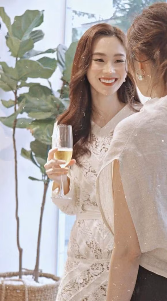 Sau khi kết hôn với doanh nhân Tín Nguyễn, hoa hậu Đặng Thu Thảo đã ít tham gia các hoạt động của làng giải trí Việt. Cô dành nhiều thời gian chăm sóc gia đình nhỏ và phụ ông xã kinh doanh. Cuộc sống của nàng hậu cũng khá kín tiếng.