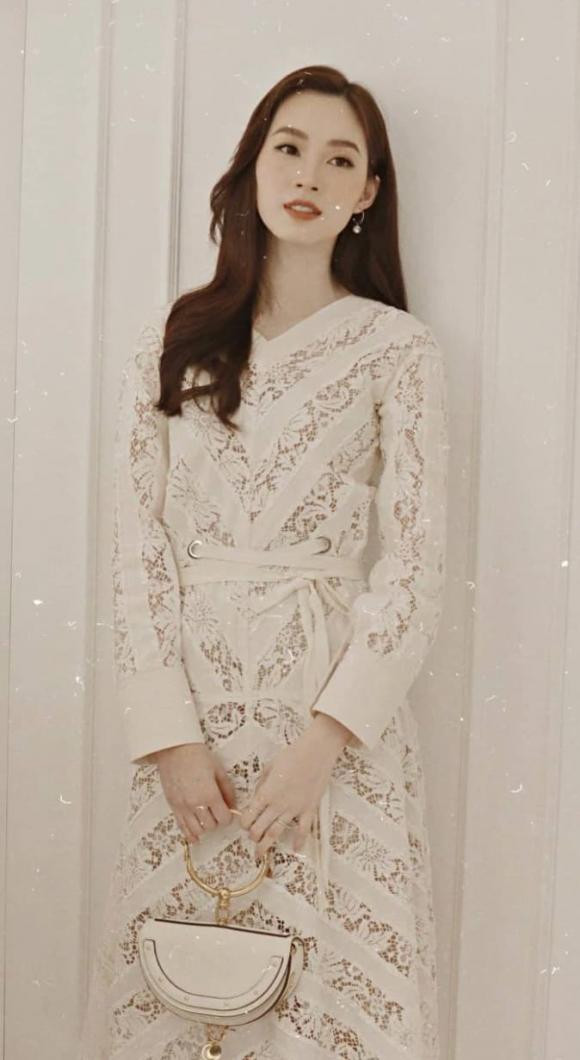 Mới đây, loạt ảnh Hoa hậu Đặng Thu Thảo bị "team qua đường" chụp lén khi tham dự sự kiện đã được "đào" lại và gây bão cộng đồng mạng. Khi xem ảnh, dân tình chỉ muốn xỉu lên xỉu xuống vì nhan sắc quá đỗi xinh đẹp và nổi bật của cô nàng. Thần thái đúng chuẩn con dâu của nhà tài phiệt. Danh xưng "thần tiên tỷ tỷ" mà công chúng và truyền thông gọi Hoa hậu Đặng Thu Thảo quả không sai.