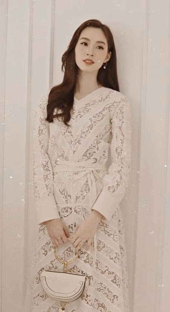 Mới đây, loạt ảnh Hoa hậu Đặng Thu Thảo bị "team qua đường" chụp lén khi tham dự sự kiện đã được "đào" lại và gây bão cộng đồng mạng. Khi xem ảnh, dân tình chỉ muốn xỉu lên xỉu xuống vì nhan sắc quá đỗi xinh đẹp và nổi bật của cô nàng. Thần thái đúng chuẩn con dâu của nhà tài phiệt. Danh xưng "thần tiên tỷ tỷ" mà công chúng và truyền thông gọi Hoa hậu Đặng Thu Thảo quả không sai.