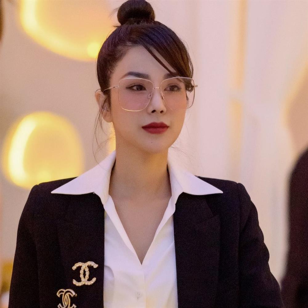 Ở thời điểm hiện tại, Diệp Lâm Anh đang trên đỉnh cao nhan sắc dù 32 tuổi và đã là mẹ 2 con. Ngoài gương mặt xinh đẹp không tì vết, chân dài một thời còn giữ được vóc dáng nuột nà, nóng bỏng, đáng để nhiều chị em phải mơ ước.