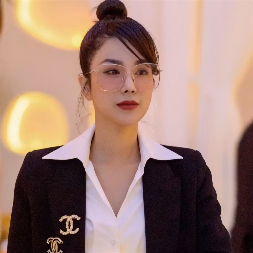 Ở thời điểm hiện tại, Diệp Lâm Anh đang trên đỉnh cao nhan sắc dù 32 tuổi và đã là mẹ 2 con. Ngoài gương mặt xinh đẹp không tì vết, chân dài một thời còn giữ được vóc dáng nuột nà, nóng bỏng, đáng để nhiều chị em phải mơ ước.