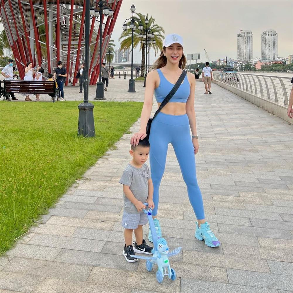 Gần đây nhất, Diệp Lâm Anh chia sẻ hình ảnh đưa 2 con đi chơi công viên sau "tâm bão" hôn nhân. Có thể thấy rõ sắc vóc nổi bật, gợi cảm của nàng dâu hào môn giữa nơi đông người.