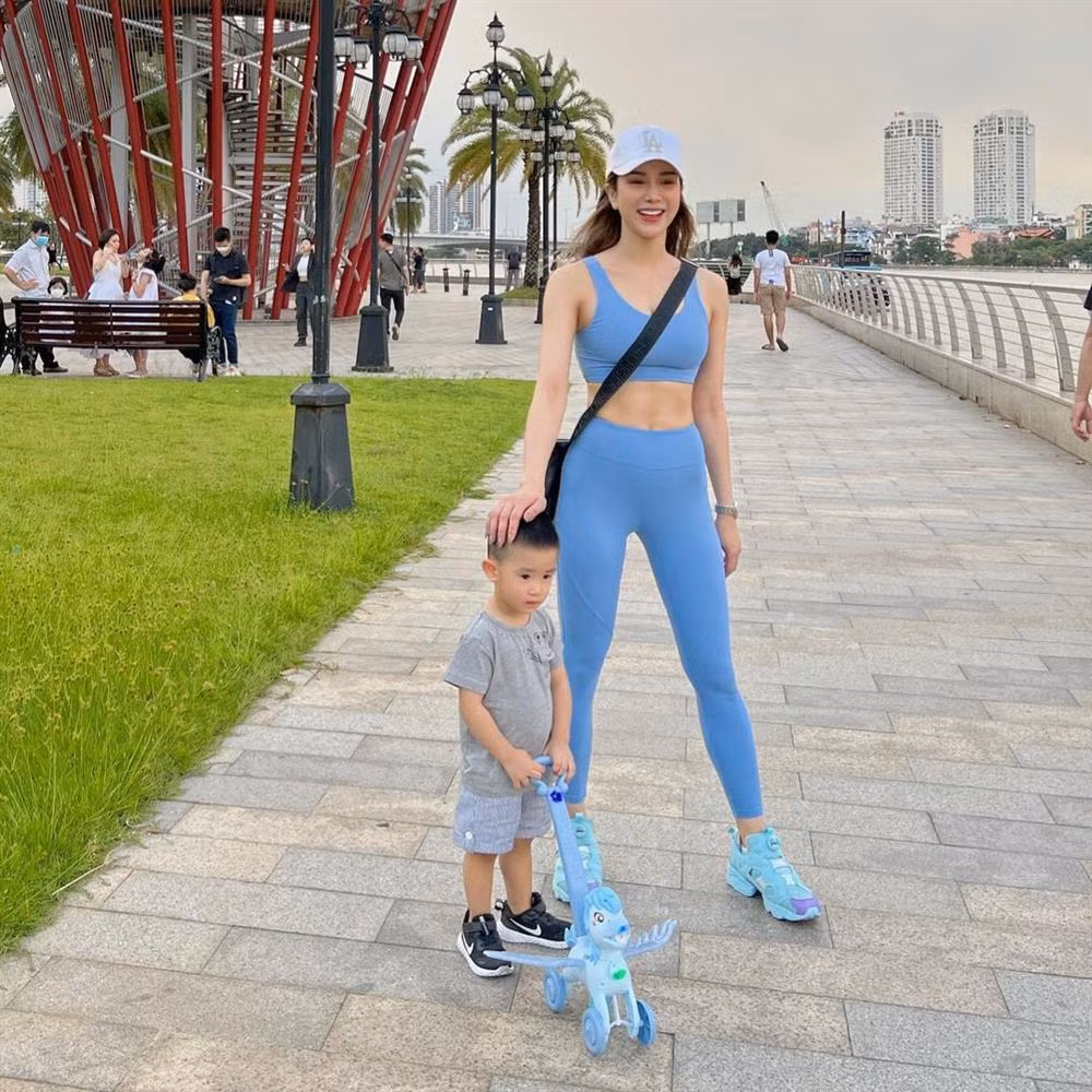 Gần đây nhất, Diệp Lâm Anh chia sẻ hình ảnh đưa 2 con đi chơi công viên sau "tâm bão" hôn nhân. Có thể thấy rõ sắc vóc nổi bật, gợi cảm của nàng dâu hào môn giữa nơi đông người.