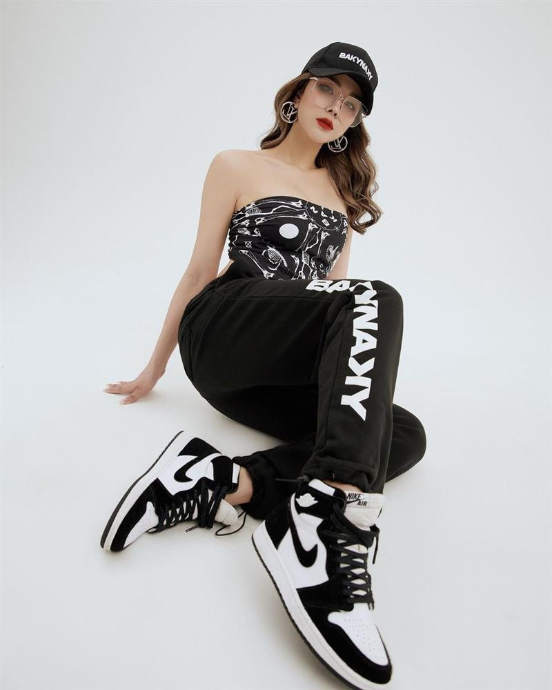 Phong cách thời trang năng động, hiện đại cũng giúp mẹ bỉm ăn gian nhiều tuổi.