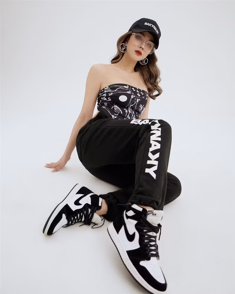 Phong cách thời trang năng động, hiện đại cũng giúp mẹ bỉm ăn gian nhiều tuổi.