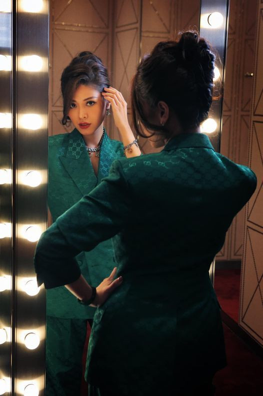 BTV Ngọc Trinh khoe góc nghiêng đẹp cá tính.