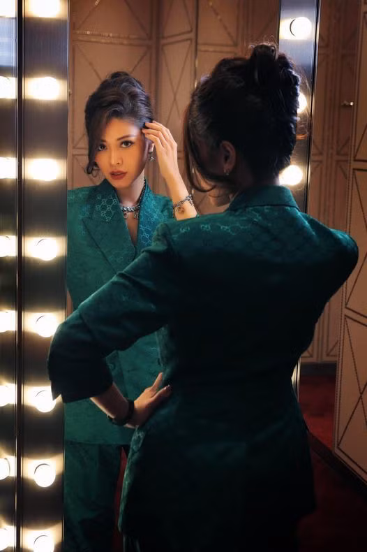 BTV Ngọc Trinh khoe góc nghiêng đẹp cá tính.