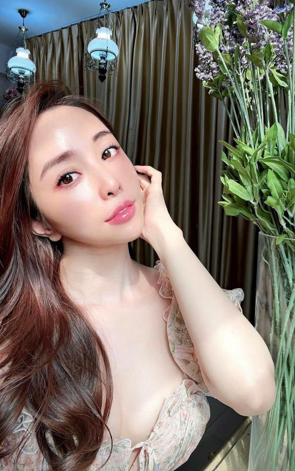 Sao Việt Quỳnh Nga quyến rũ trong hình ảnh mới.