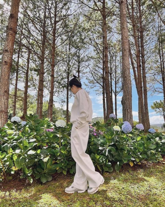 "Miên man, miên man rừng thông xanh xanh, đồi thông thơm thơm. Mọi người đoán xem Bảo Anh đang ở đâu? Tọa độ - Kinh độ: Bình Yên, Vĩ độ: An Ổn", Bảo Anh đăng hình trong chuyến du lịch Đà Lạt.