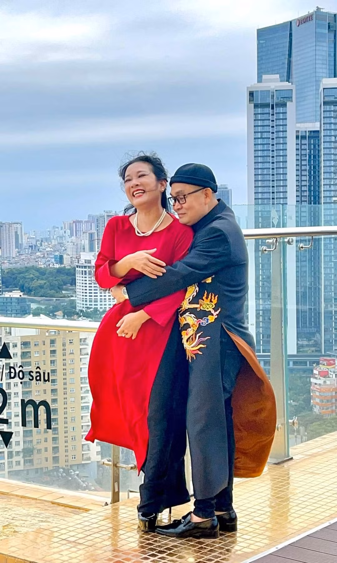  Thanh Thanh Hiền đăng ảnh được Xuân Hinh ôm chặt. Xuân Hinh - người anh trong nghề - người bạn diễn thân thiết, được Thanh Thanh Hiền ví như một tình bạn vĩnh cửu như kim cương.