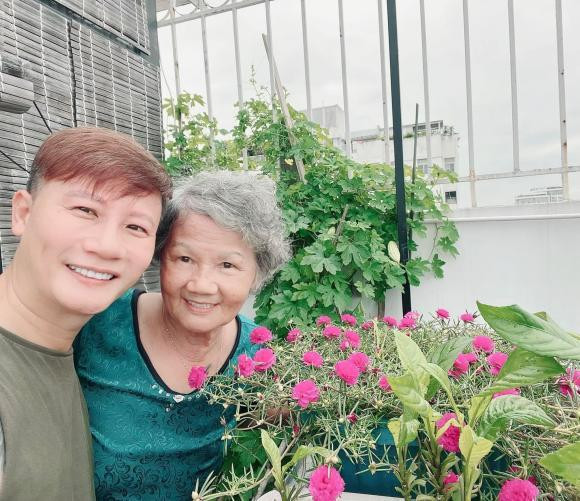 Ca sĩ Hoàng Bách tình cảm bên mẹ. "Có mẹ là có hoa mười giờ để ngắm, có khổ qua với xương sông để ăn. Có mẹ là có tất cả, yêu chị An của em!".