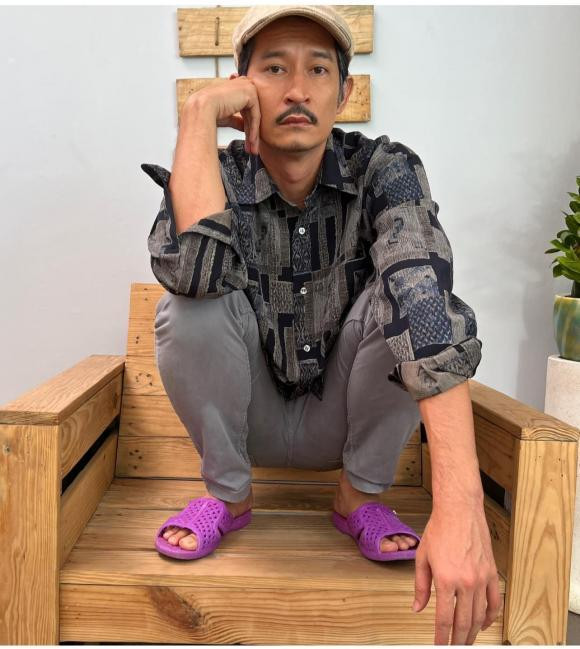 Huy Khánh nghiện đi dép tổ ong: "Thanh niên vừa lên Sài Gòn hoa lệ lập nghiệp. Rất chất chơi, mang dép tổ ong là thấy thời trang rồi".