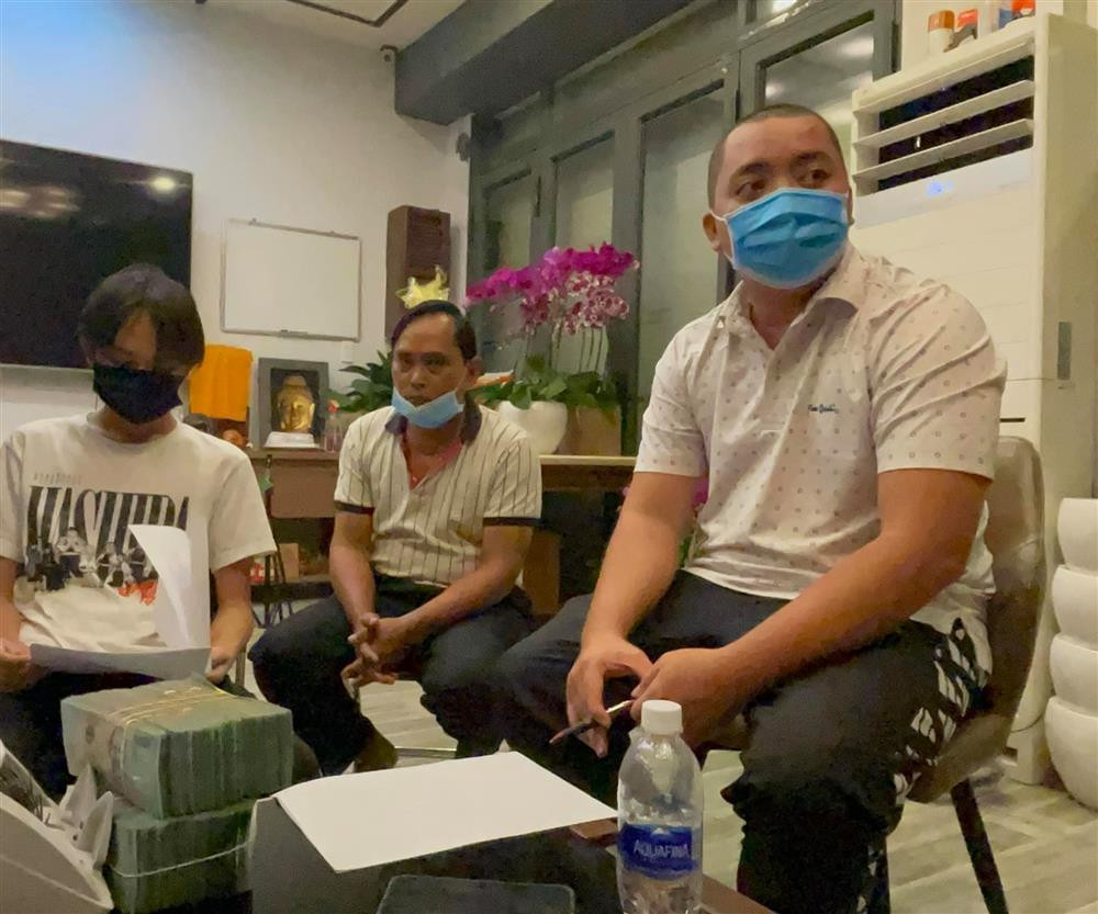 Ho Van Cuong quay lai san khau sau loat on ao-Hinh-2