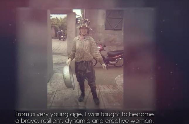 br/> Mới đây, trên kênh YouTube chính thức của cuộc thi Miss World, BTC đã đăng tải đoạn video clip giới thiệu bản thân Đỗ Thị Hà, cho thấy cái nhìn tổng quan về hình ảnh của đại diện Việt trên đấu trường nhan sắc thế giới. Đáng chú ý nhất chính là hình ảnh "lấm lem" đi làm ruộng của Đỗ Thị Hà, khoảnh khắc từng bị dân mạng "khui" ra và bàn tán không ngớt trên MXH thời điểm chân dài mới đăng quang, bỗng xuất hiện trong clip có độ dài hơn 3 phút. Việc cô tự tin đưa hình ảnh thời còn "phèn" của mình lên phần giới thiệu để khoe với bạn bè thế giới khiến các fans cảm thấy vô cùng thích thú.