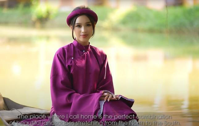 Trong clip, Đỗ Thị Hà còn ghi điểm với ngoại hình sáng. Cô giữ vững hình ảnh chân thật, thanh thuần khi giới thiệu bản thân với quốc tế.