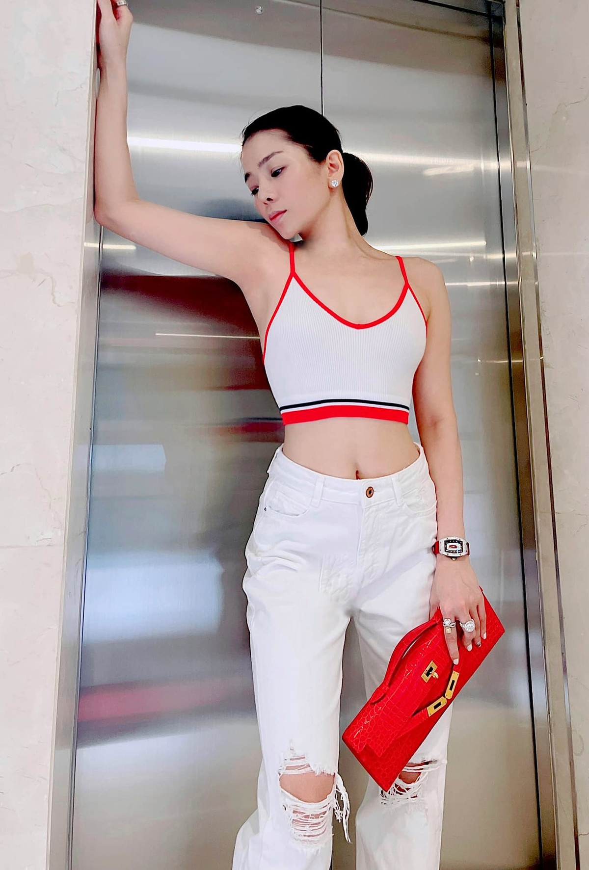 "Từ Hà Nội cũng nôn nao mong đến ngày mai Sài Gòn trở lại nhịp sống bình thường mới. Cố lên mọi người, cố lên Sài Gòn", ca sĩ Lệ Quyên động viên Sài Gòn.