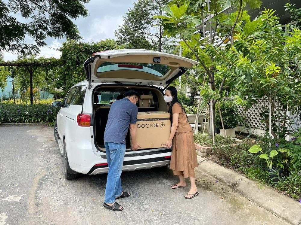 Sao Việt hôm nay 1/10: Trịnh Kim Chi và chồng vui vẻ chia sẻ đã có 1000 phần thuốc dành cho bệnh nhân điều trị F0 tại nhà.