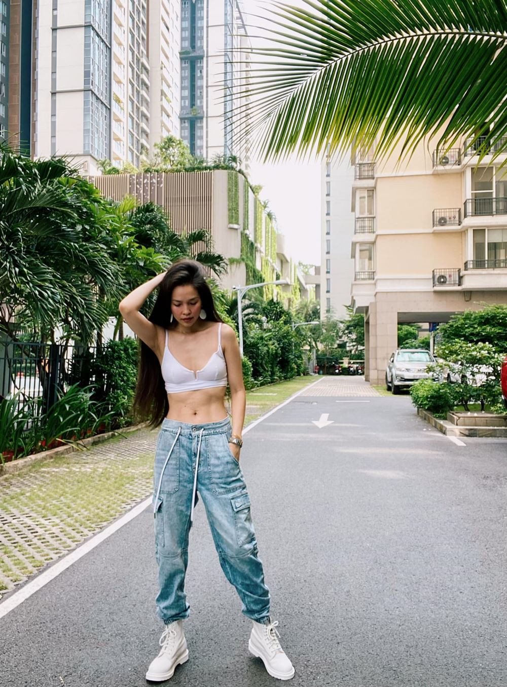 Hiền Thục khoe bụng có múi khiến nhiều người ao ước.