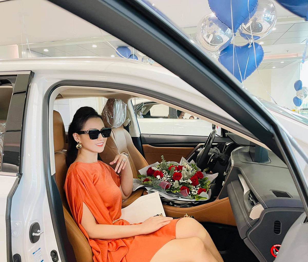 Lã Thanh Huyền sành điệu bên xế hộp tiền tỷ mới sắm những ngày Hà Nội nới lỏng giãn cách.