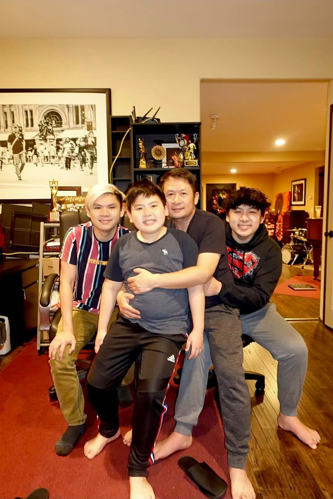 Ca sĩ Bằng Kiều hội ngộ các con trai sau 1 năm xa cách vì bệnh dịch. Nam ca sĩ tiết lộ hai con trai lớn đã cao 1m80.