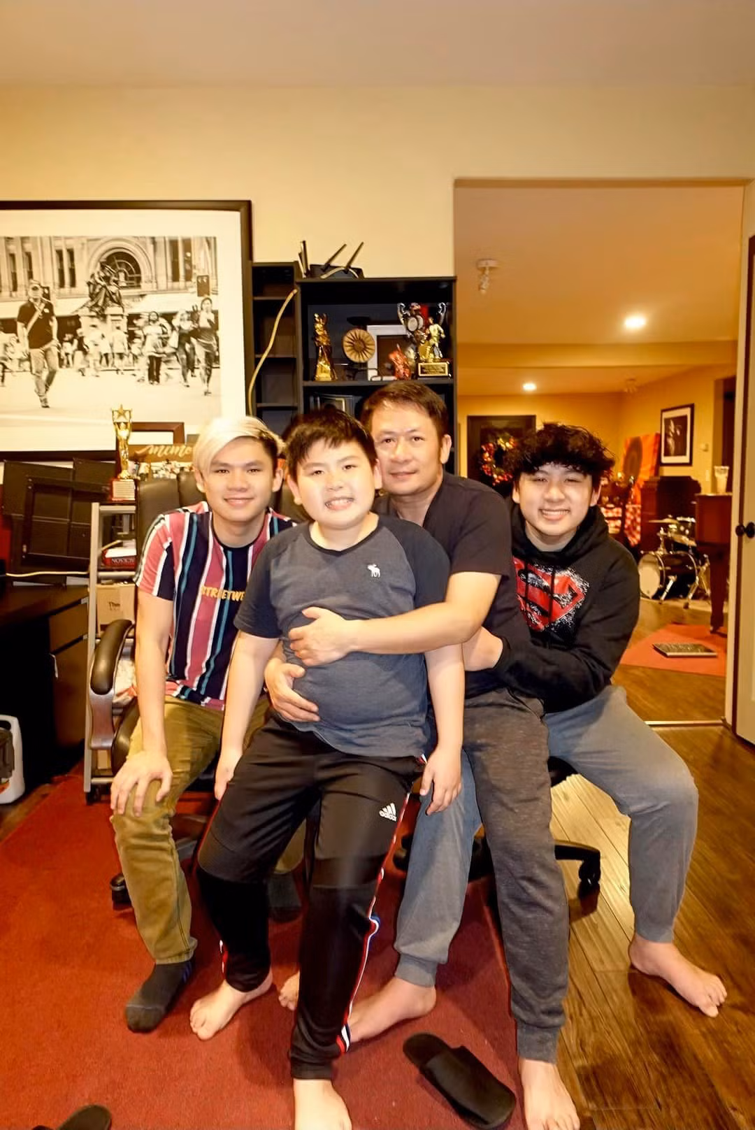 Ca sĩ Bằng Kiều hội ngộ các con trai sau 1 năm xa cách vì bệnh dịch. Nam ca sĩ tiết lộ hai con trai lớn đã cao 1m80.