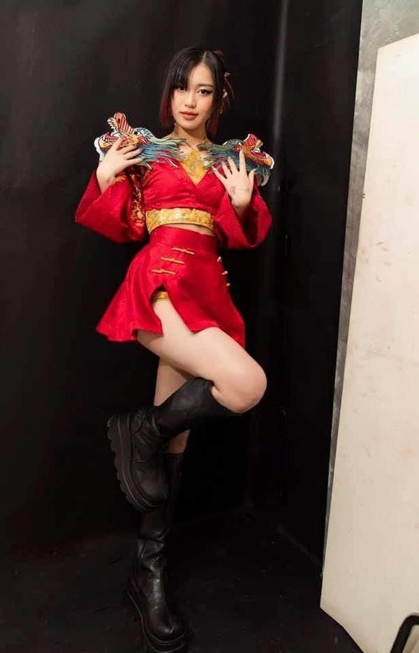 Trước cô, nhiều mỹ nhân Vbiz cũng từng bị "tuýt còi" vì mặc đồ phản cảm khi trình diễn trên sân khấu. Biểu diễn những các khúc có vũ đạo, trang phục ngắn như “con dao hai lưỡi", vừa giúp các ca sĩ có thể thoải mái thực hiện các động tác nhưng cũng dễ thành phản cảm trong mắt người nhìn. Dù hết người này đến người kia bị dân tình la ó, thậm chí xử phạt hành chính, các thế hệ nghệ sĩ vẫn nối tiếp nhau diện đồ thiếu vải lên sân khấu. 